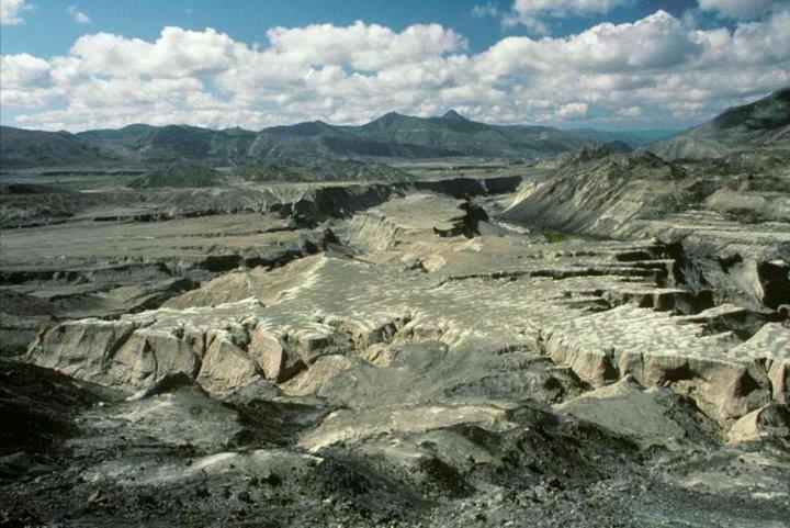 Lugfoto van die Mount St Helens ravyn wat op 19 Maart 1982 uitgekalwe is.