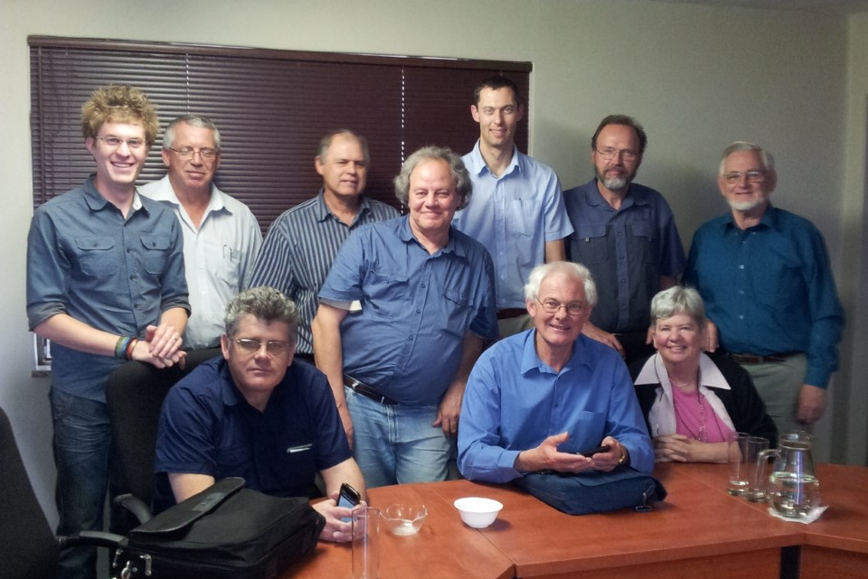 Agter (staande): Louis Scheepers, ???, Koos Visser, Sarel van der Merwe, Daniel Louw, Hennie Mouton, Francois Gouws (snr)?. Voor (sittende): Wynand Louw, Jan Louw, Henrietta Klaasing.